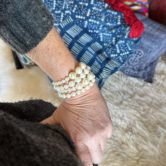 J.Crew multi strand (4) pearl bracelet. Varied pearl size. Gold toned clasp. EUC - Picture 14 of 14